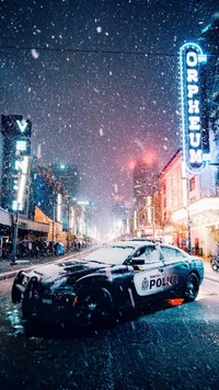 Paisaje urbano nevado con coche de policía y luces de neón vibrantes