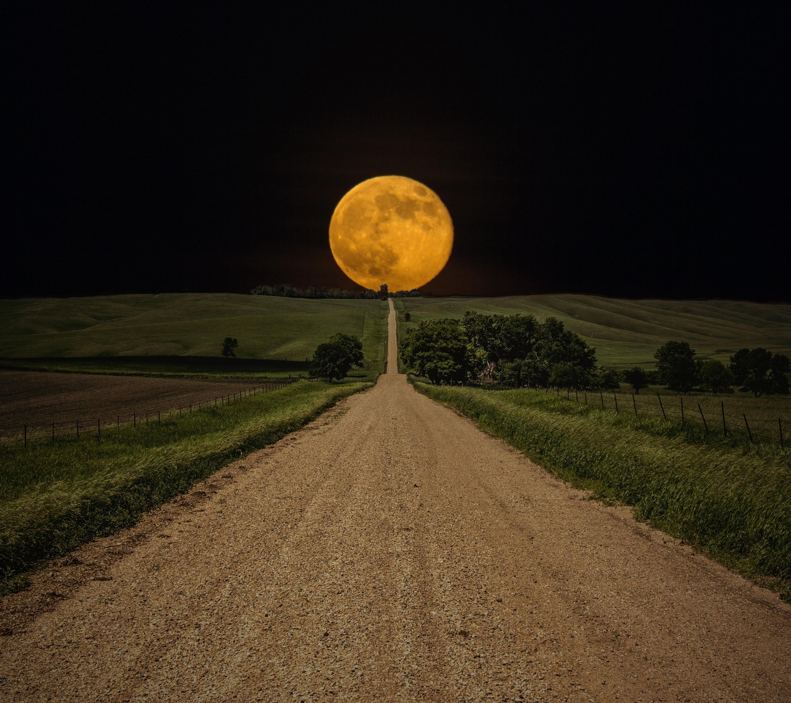 Vue aérienne d'une route en terre avec une pleine lune en arrière-plan (lunaire, lune, nature, chemin, route)