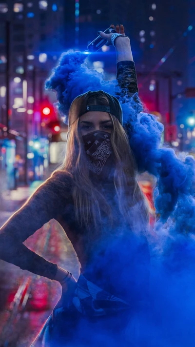 Fille masquée dans la fumée bleue