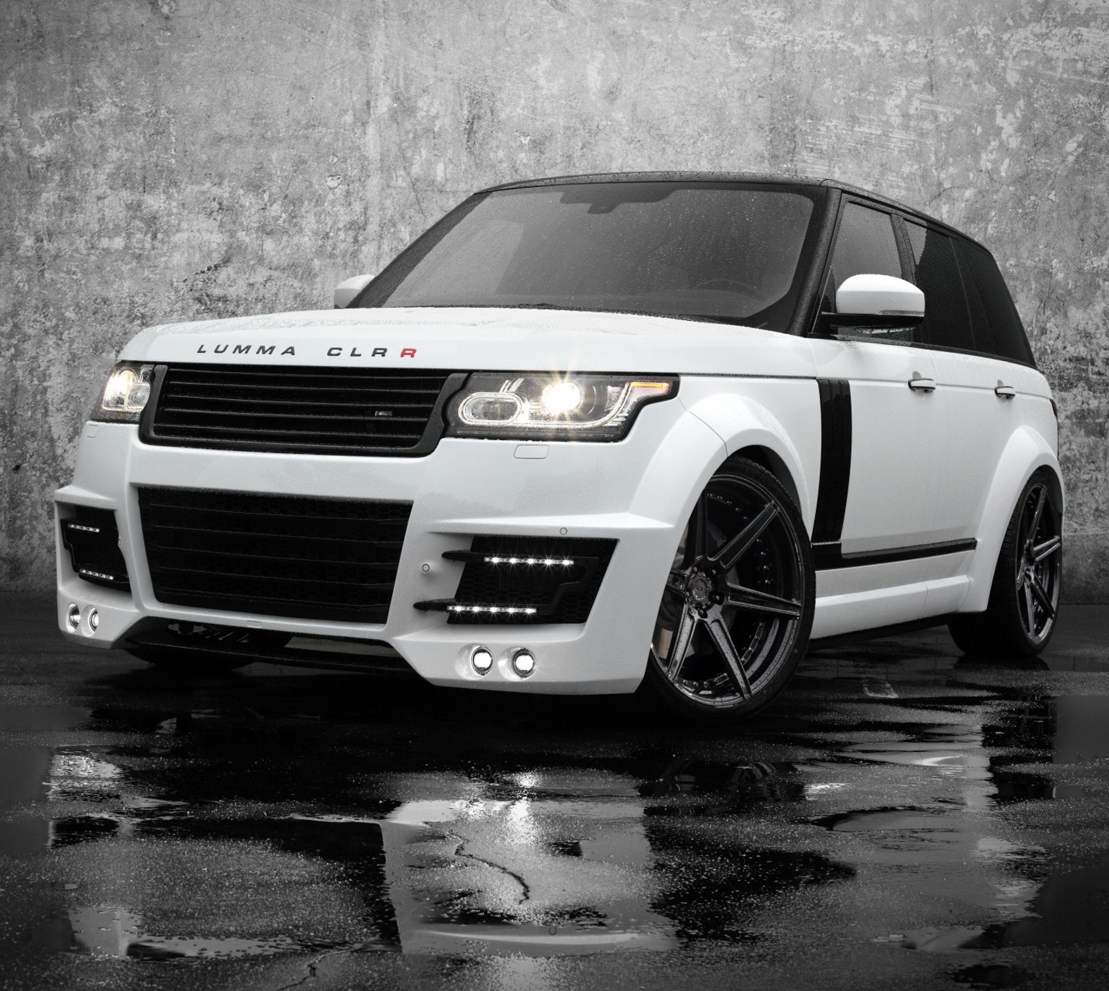 A close up of a white range rover parked in a parking lot (british, range rover, tuned)