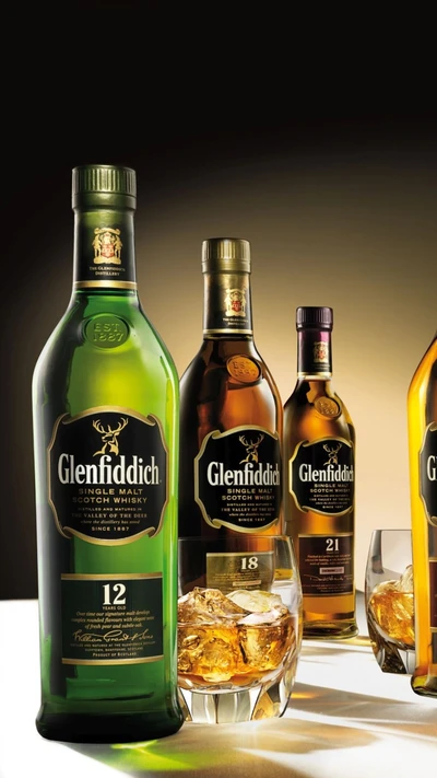 Colección de whisky escocés de malta única Glenfiddich con hielo.