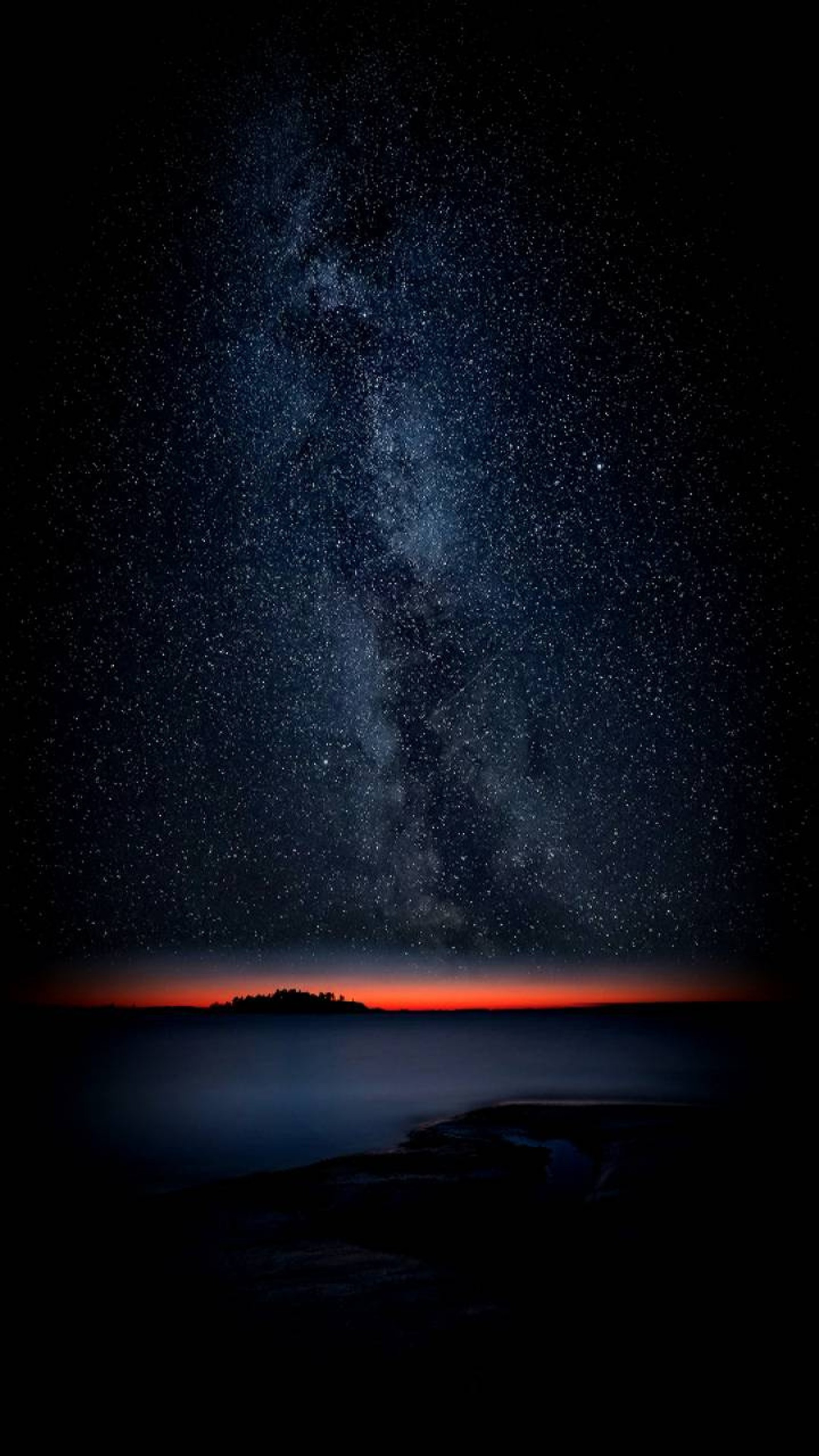 Un ciel sombre avec un ciel étoilé brillant et une montagne au loin (aurore, éternité, eyad, galaxie, lacté)