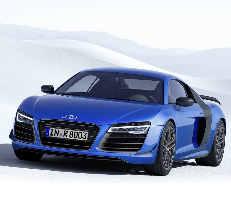 Un primer plano de un coche deportivo audi azul en una zona nevada (azul, coche, agradable)