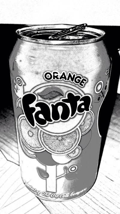 Schwarz-weiß Bild einer orangefarbenen Fanta-Dose.