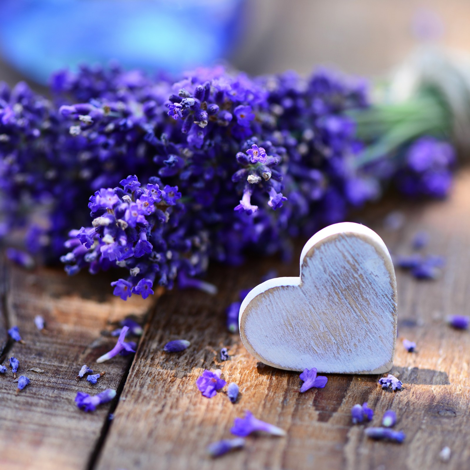 Des fleurs de lavande et un cœur en bois sur une table (bleu, décor, décoration, easter celebraton, œuf)