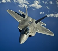 F-22 Raptor em voo contra um céu azul claro