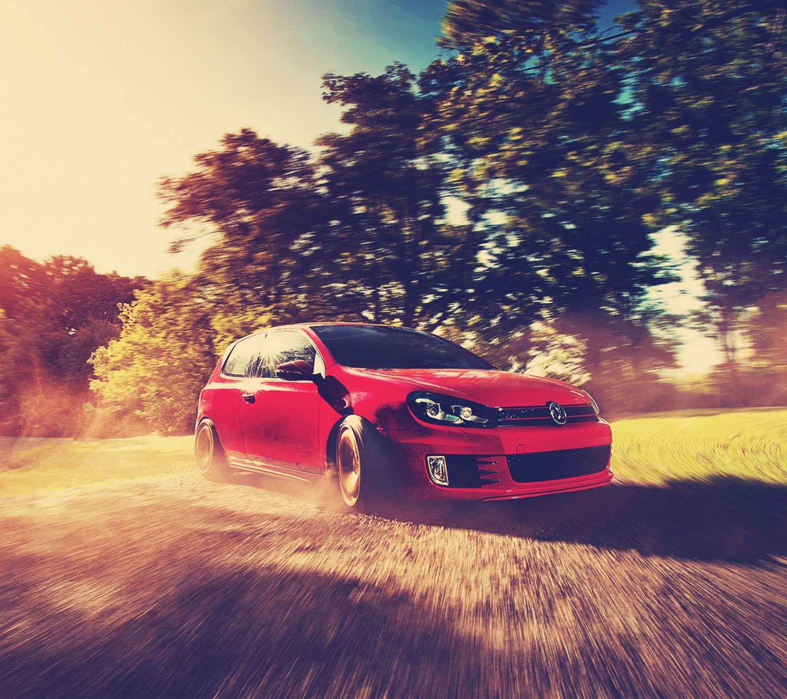 Um close-up de um carro vermelho dirigindo em uma estrada de terra (deriva, drifting, golfe, vermelho, vi)