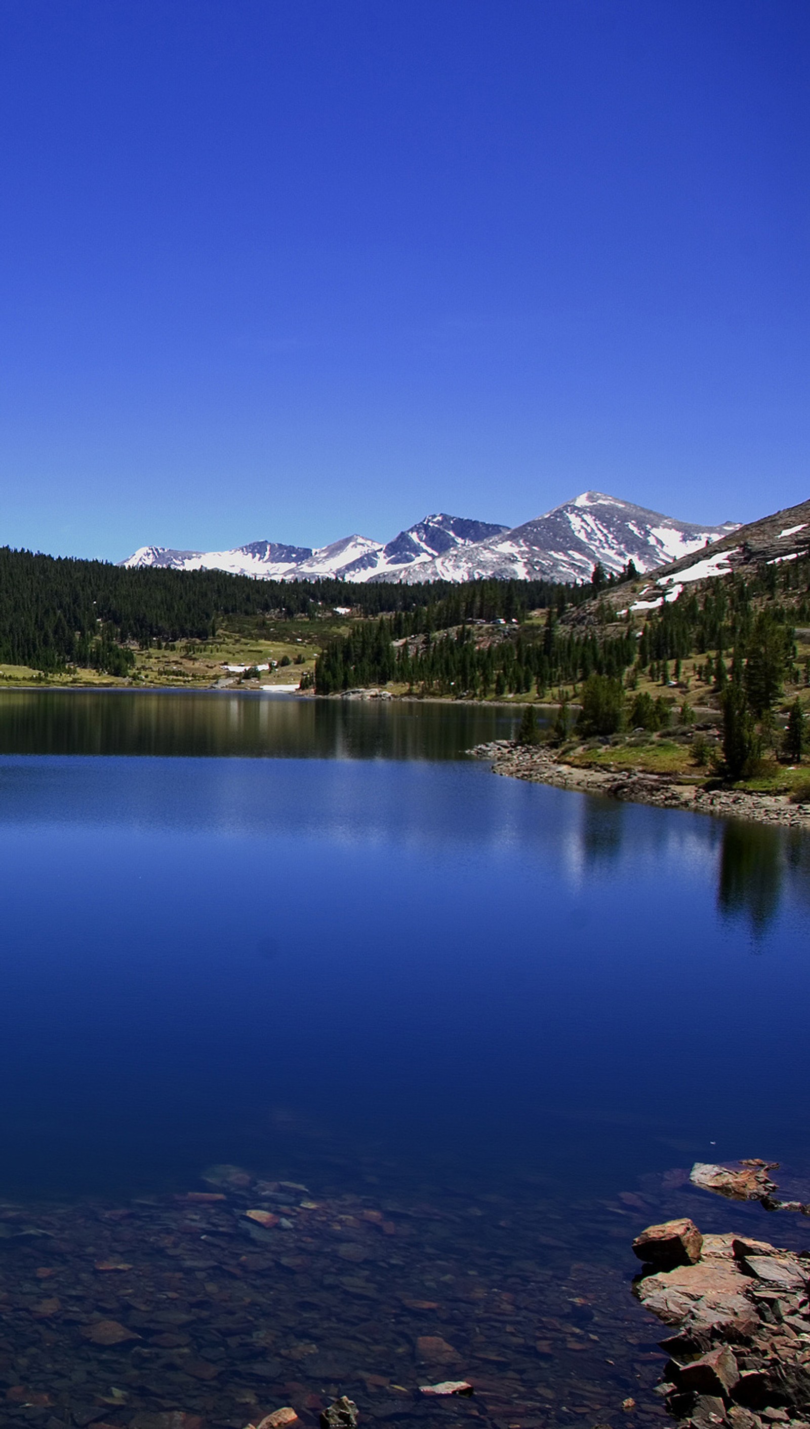 Há um lago com uma montanha ao fundo (azul, lago, montanhas)