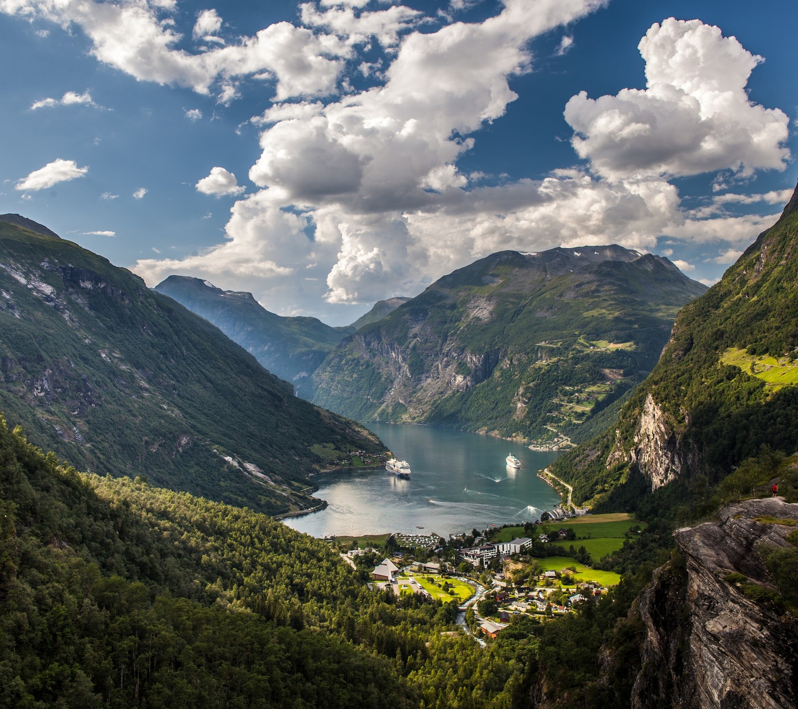 Vista aérea de um vale com um lago e uma montanha ao fundo (europa, fiorde, montanha, vista)