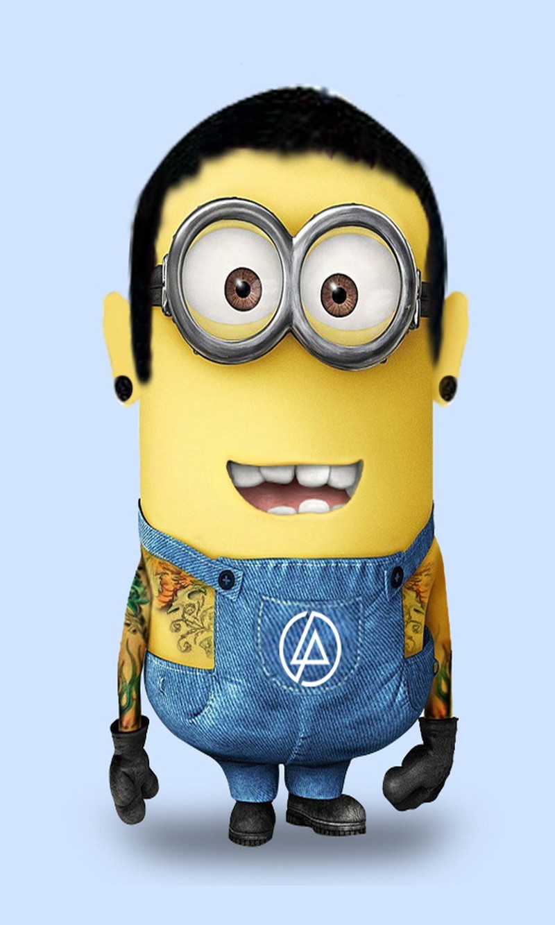 Крупный план мультяшного персонажа с татуировкой на руке (честер, chester, linkin park, minion, певец)