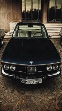 Clásico BMW 280 CSI en acabado negro elegante, que muestra un diseño y una elegancia atemporales.