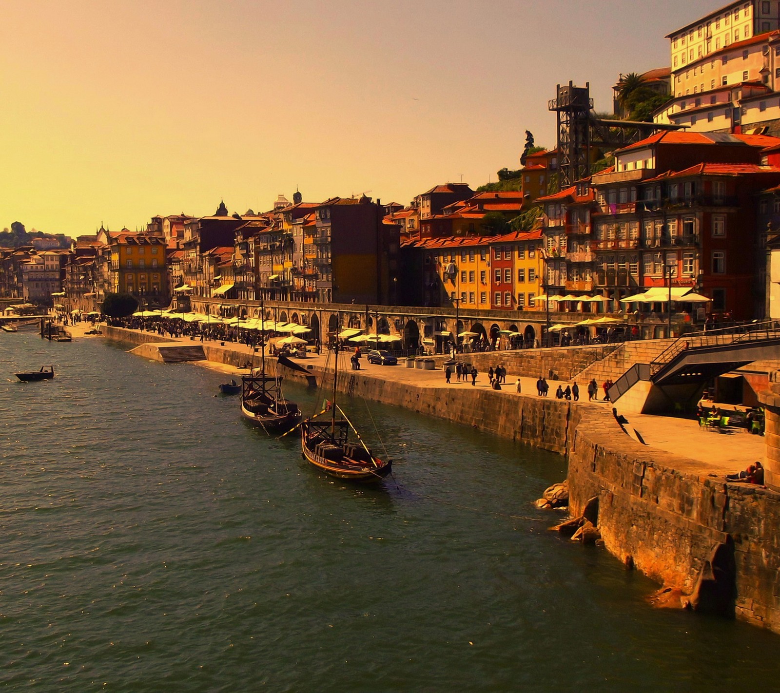 Os barcos estão atracados na água em frente a uma cidade (barco, douro, porto, rabelo, ribeira)