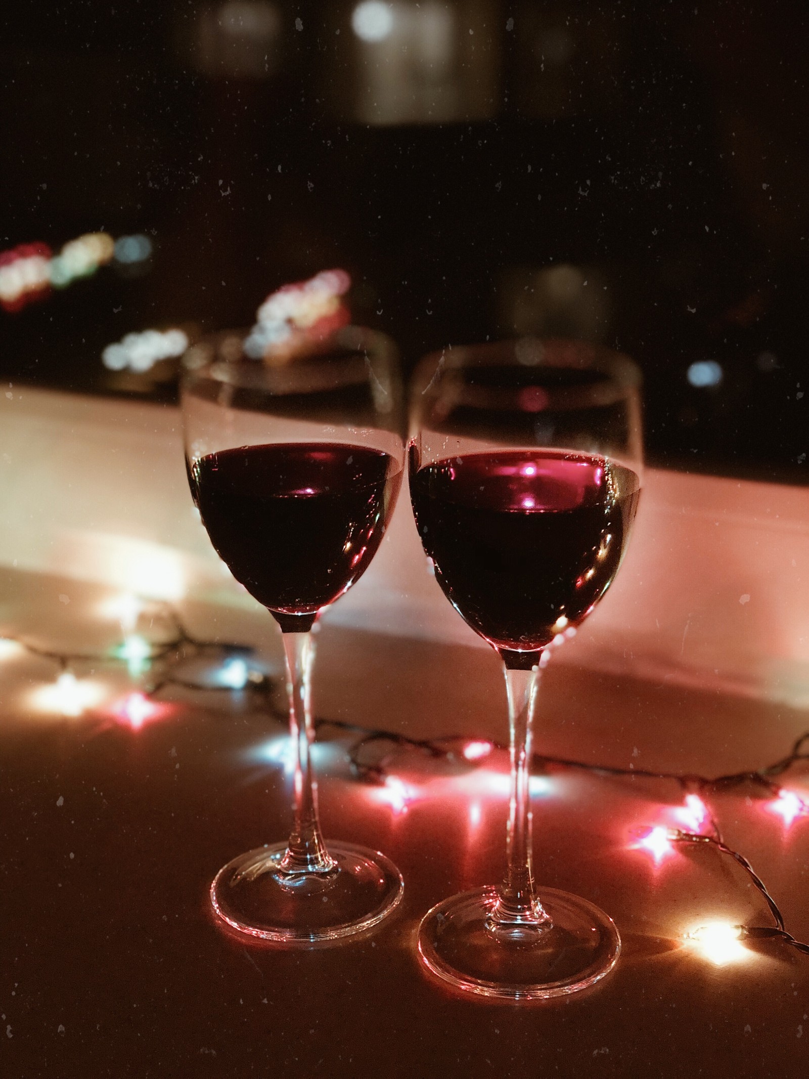 Auf der fensterbank stehen zwei weingläser (getränk, wein cocktail, weinglas, wein, rotwein)