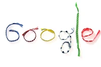 Pulseiras de amizade coloridas dispostas de forma criativa para formar a palavra "Google".