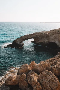 Arco Azure sobre aguas costeras serenas