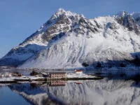 Schneebedeckte Bergreflexionen in einer ruhigen Winterlandschaft