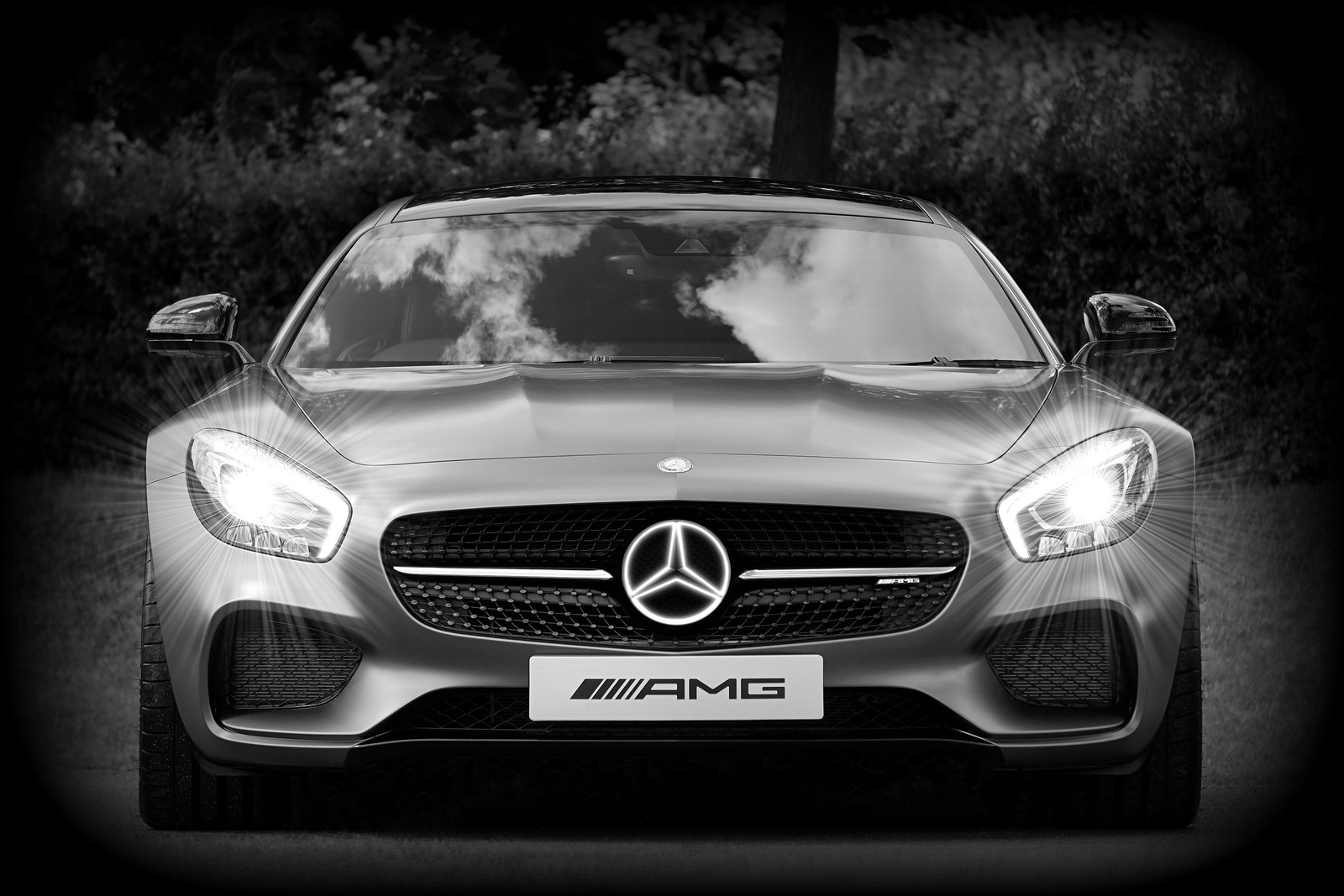 Una foto en blanco y negro de un coche mercedes estacionado en un aparcamiento (coche, mercedes amg, mercedes benz, coche de alto rendimiento, audi)