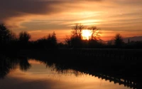 Reflexión tranquila del atardecer sobre un sereno canal