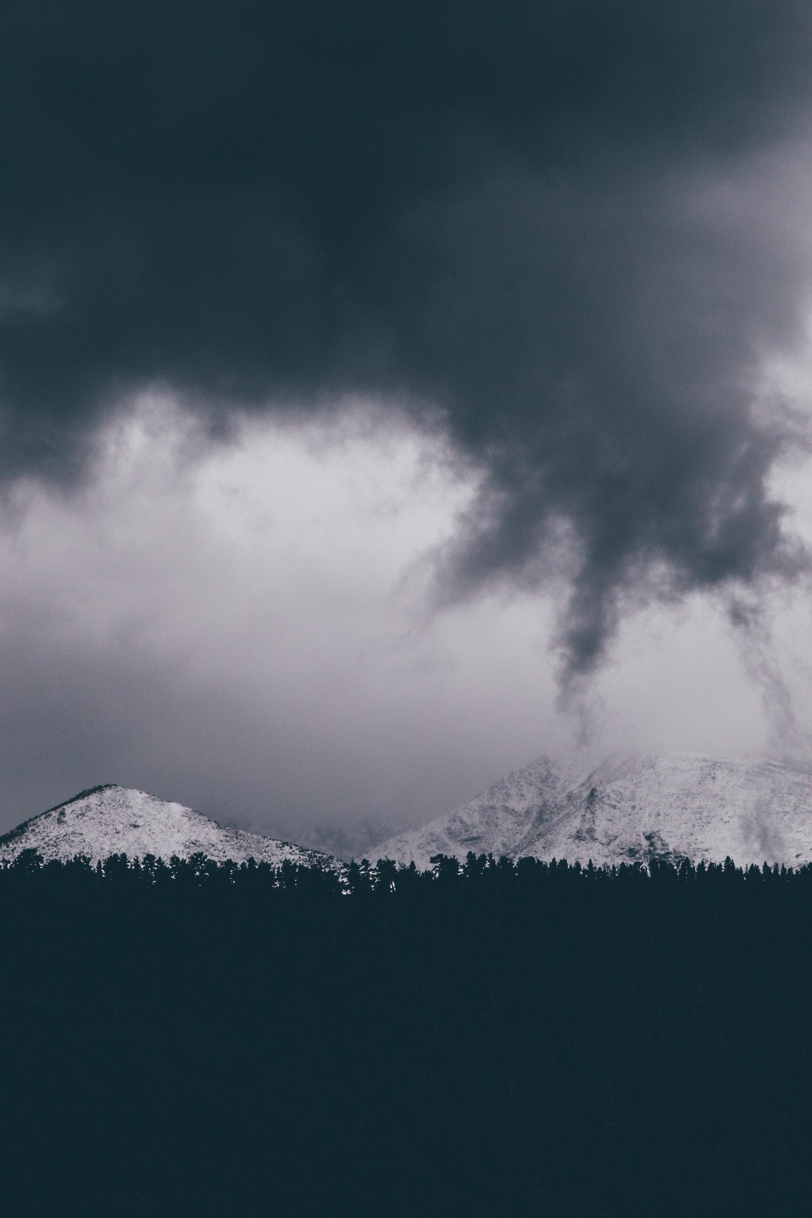 Une photo en noir et blanc d'une montagne avec un nuage (neige, nuage, montagne, blog, art)