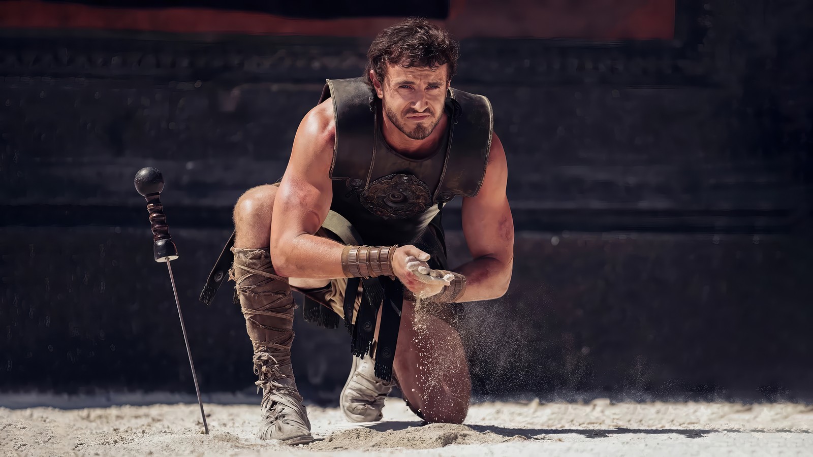 Homme arabe à genoux avec une épée et un casque (gladiateur 2, gladiator 2, film, lucius, paul mescal)