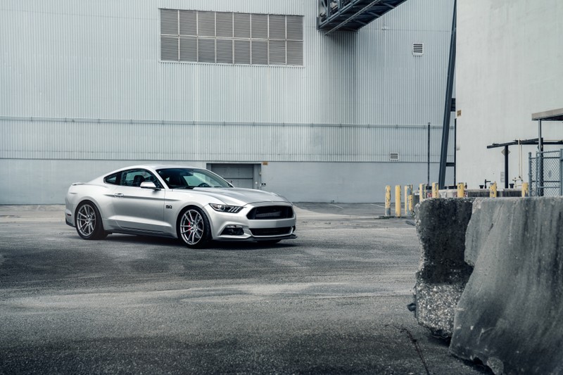 Близкий план серебристого автомобиля, припаркованного на стоянке (ford mustang, обод, шина, колесо, маслкар)