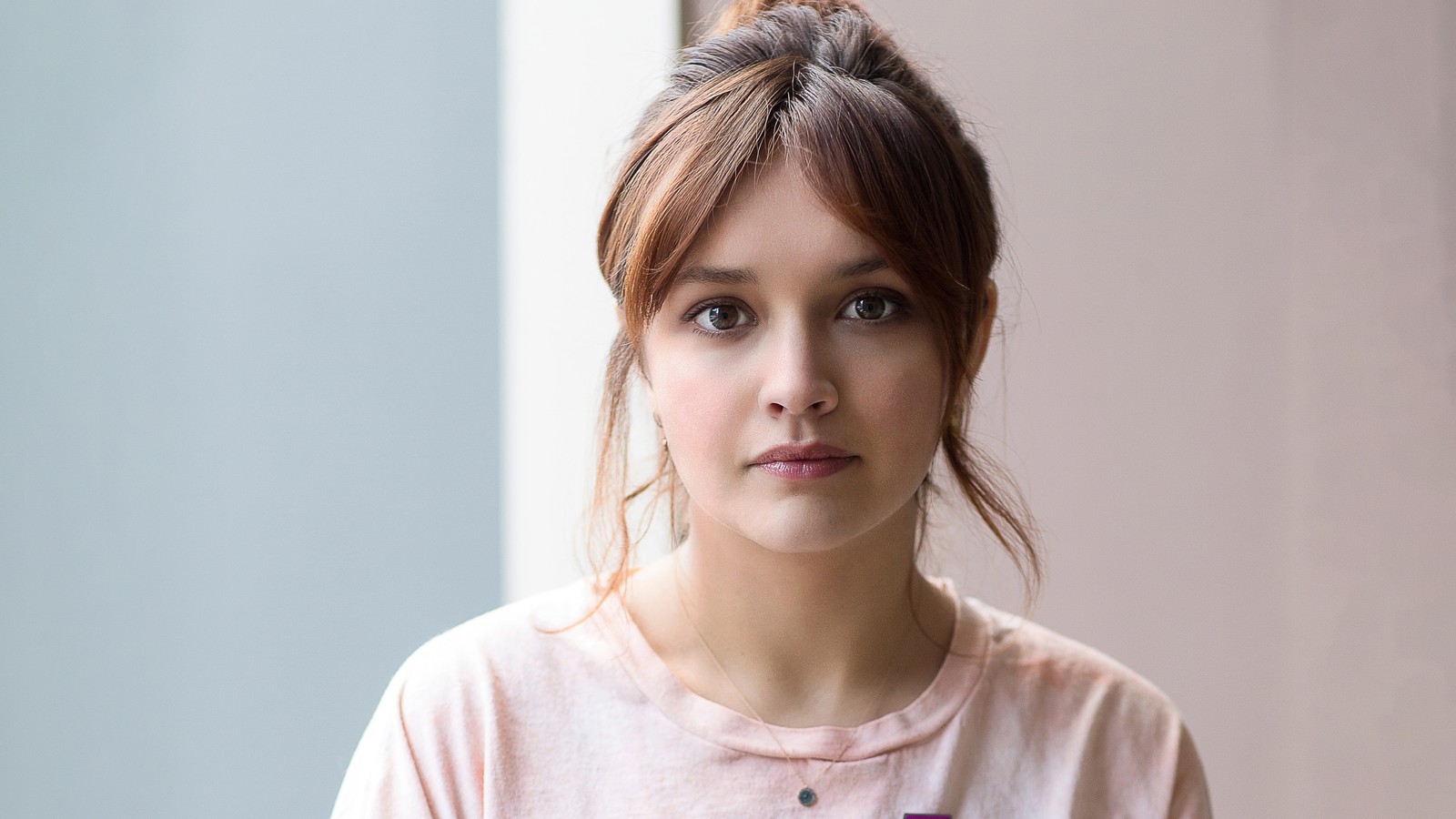 Il y a une jeune femme tenant un téléphone portable dans sa main (actrice anglaise, olivia cooke, 5k, gens, fond décran 4k)