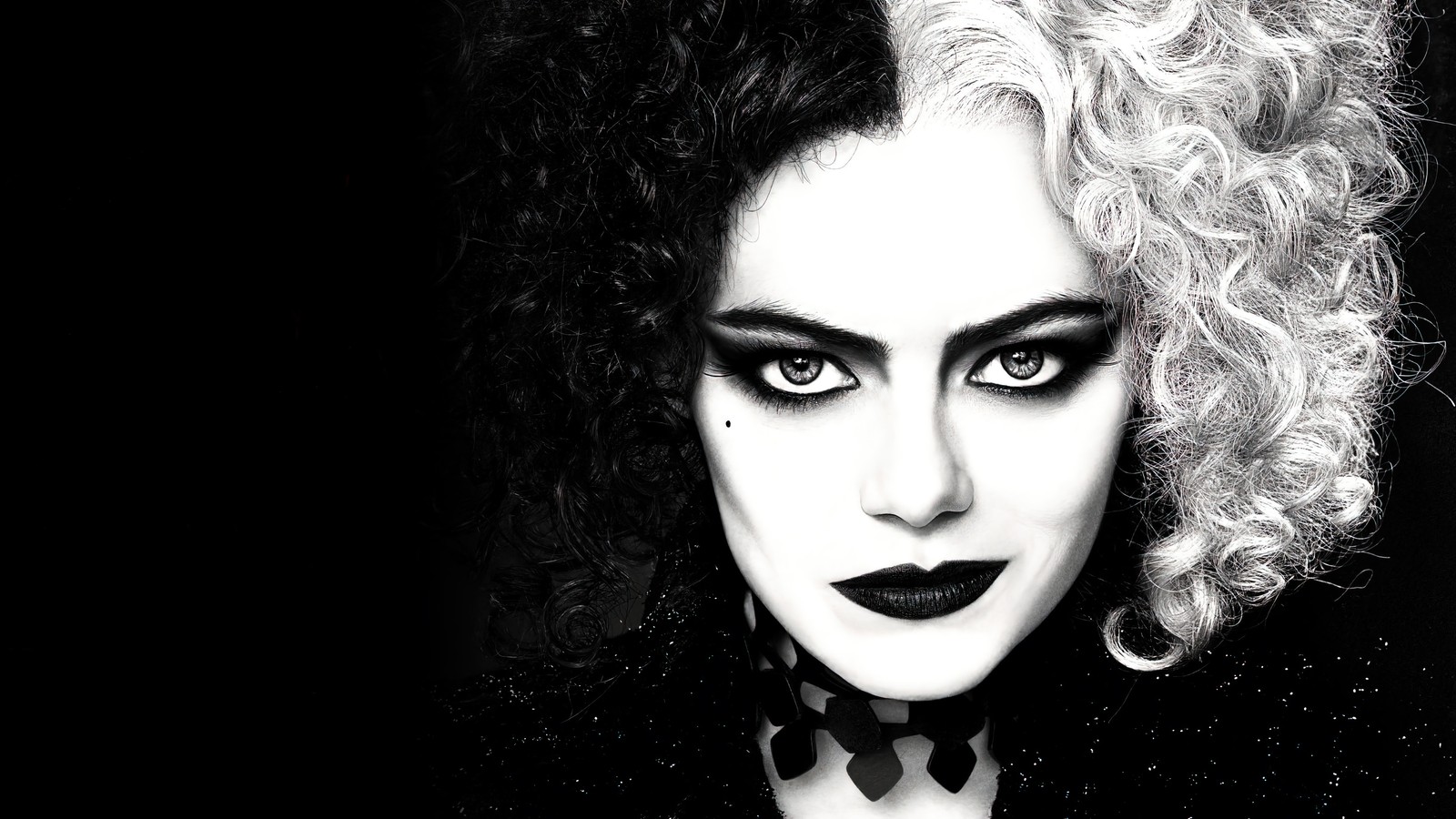 Une femme arabe avec du maquillage noir et blanc et des cheveux bouclés (cruella, film, 2021, emma stone)