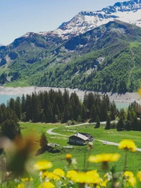 Malerische Hochlandwiese mit einem charmanten Cottage und majestätischer Bergkette