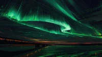 Encantadoras auroras boreales sobre aguas serenas