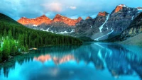 Lago de montanha sereno refletindo picos majestosos e florestas exuberantes