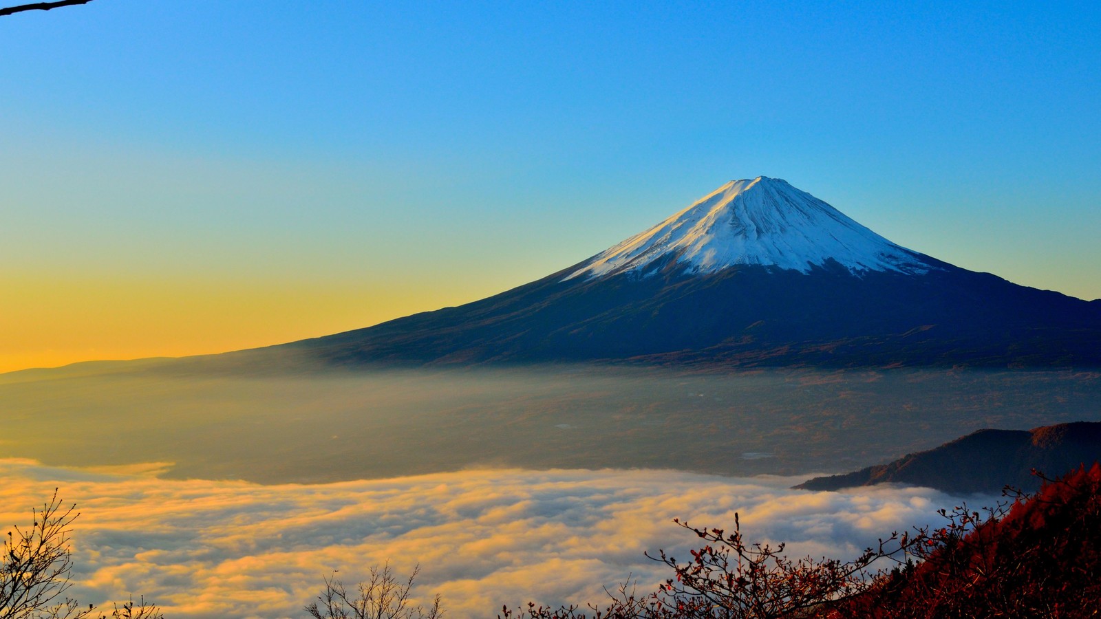 Uma vista de uma montanha com um vale coberto de nuvens abaixo. (monte fuji, montanha, formas montanhosas, estratovulcão, wild)