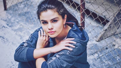 Selena Gomez en una sesión de fotos elegante, mostrando su belleza natural y su actitud relajada.