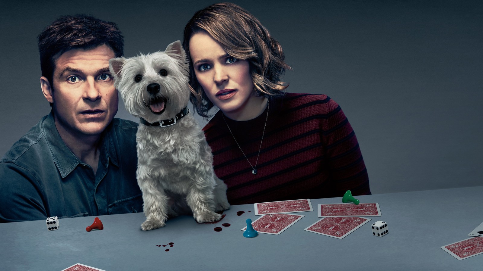 Image aérienne d'un homme et d'une femme assis à une table avec un chien (comédie, chien, film, mammifère semblable à un chien, amusement)