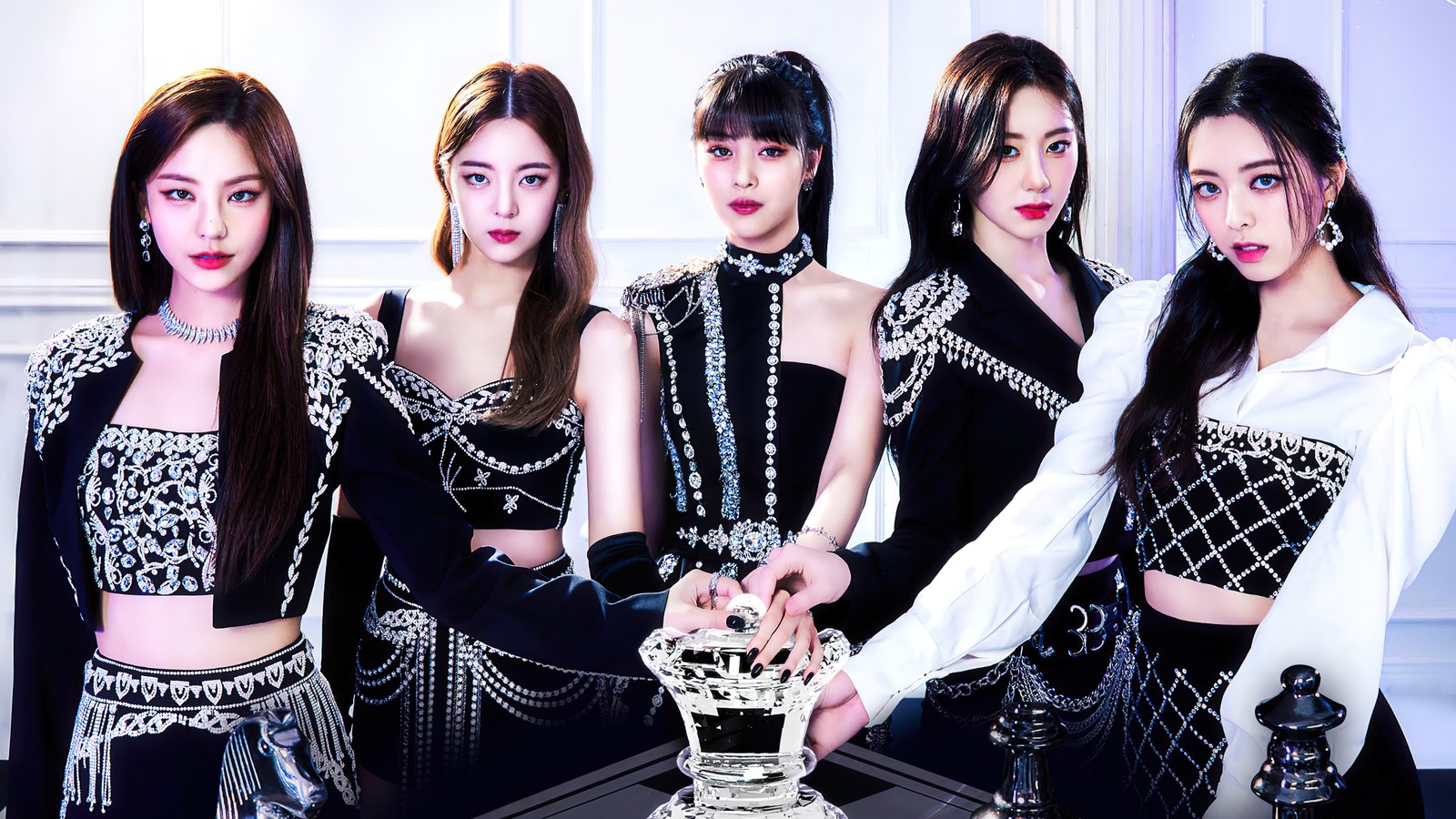 Gros plan sur un groupe de femmes en tenues noires (itzy, 있지, kpop, k pop, filles)