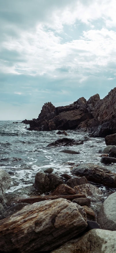 Costa serena con rocas escarpadas y olas suaves