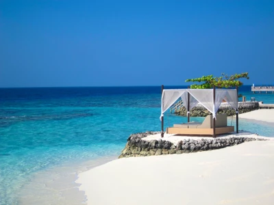 Belvédère paisible en bord de mer surplombant les eaux cristallines des Caraïbes