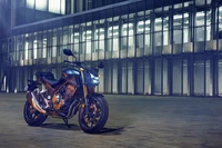 2022 Honda CBR500F: Elegante moto deportiva en un entorno urbano nocturno