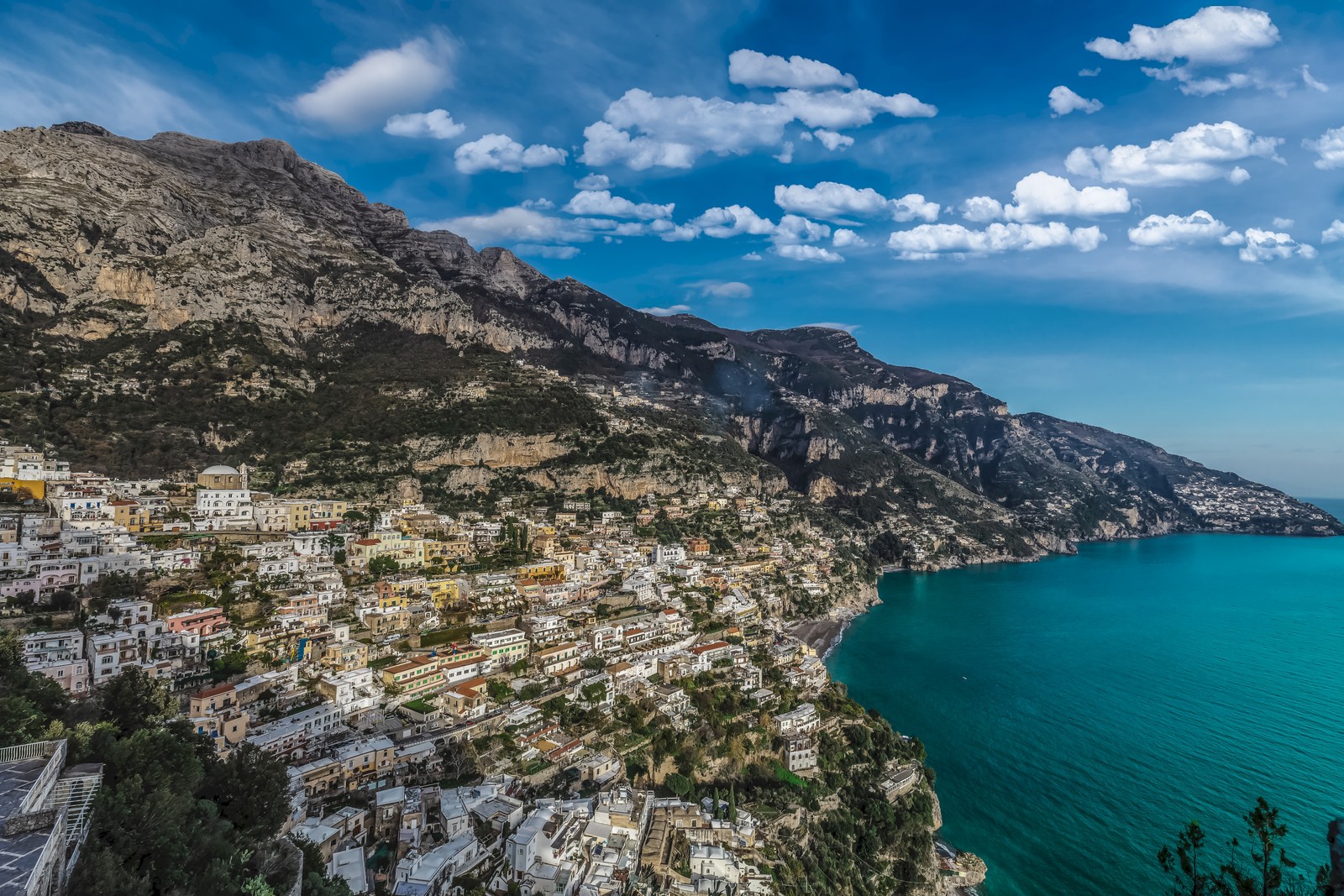 Uma vista da aldeia de amana dos penhascos acima da água (positano, cidade, baía, costa, mar)