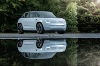 Volkswagen ID. Life: Futuristisches Elektroauto Reflexion in der Natur