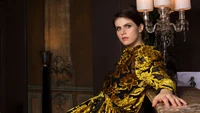 Retrato elegante de Alexandra Daddario em um ambiente luxuoso