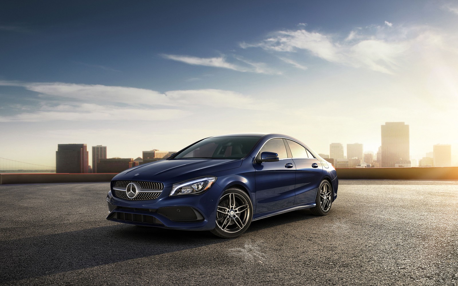 El mercedes cla está estacionado frente a un horizonte de ciudad (coche, llanta, rueda de aleación, rueda, coche deportivo)