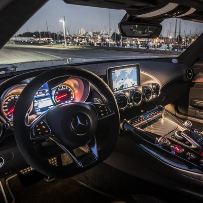 Interior elegante da Mercedes com painel moderno e iluminação ambiente