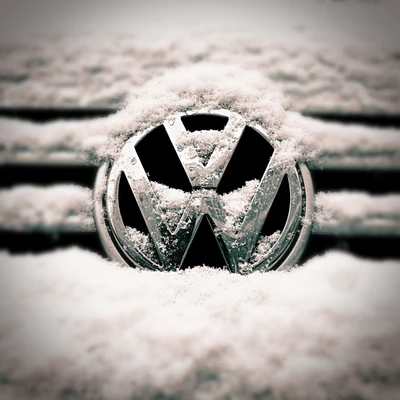 Logotipo de Volkswagen cubierto de nieve en un entorno invernal.