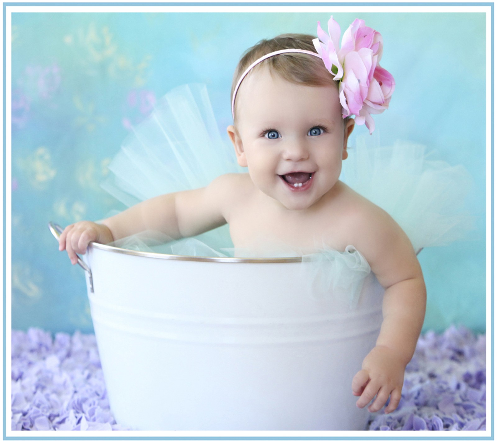 Un bebé arafed en una bañera con una flor en su cabello (baby angel, niño, bebé lindo, sweet baby)