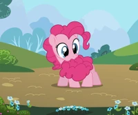 Pinkie Pie com uma crina rosa fofa em uma paisagem de desenho animado vibrante.