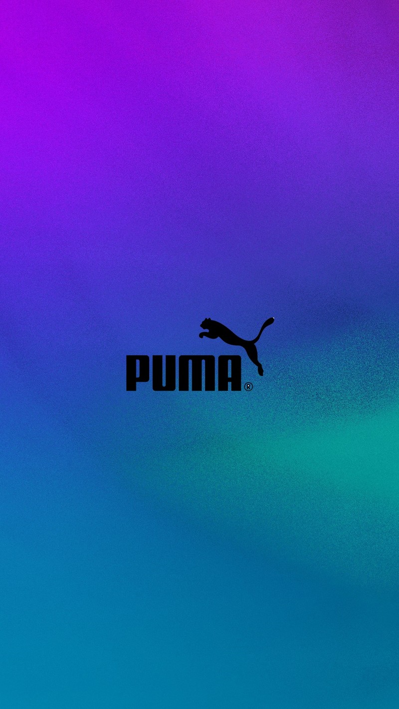 Близкий план логотипа puma на пурпурном и синем фоне (логотип, пума)