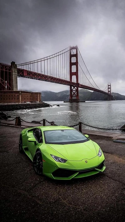 Lebendiger grüner Lamborghini Aventador vor der Golden Gate Bridge