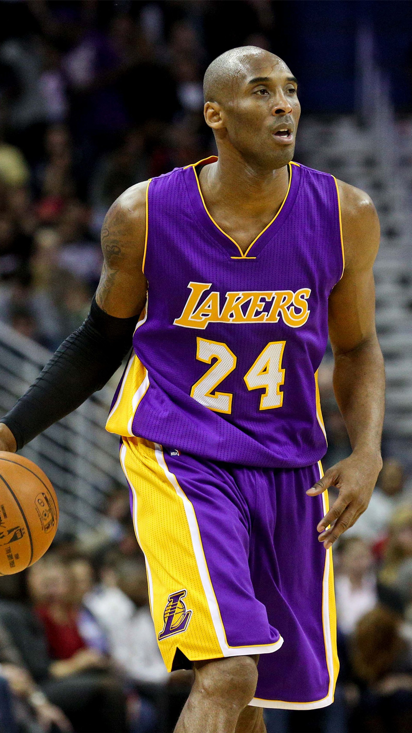 Un jugador de baloncesto con camiseta morada y un balón en la mano (24, bryant, kobe, kobe bryant, la)