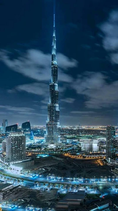 Vue nocturne époustouflante du Burj Khalifa illuminant la ligne d'horizon de Dubaï