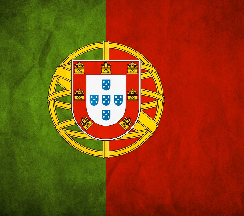 Близкий план флага португалии с гербом (лиссабон, lisbon, порт, португалия, portugal flag)